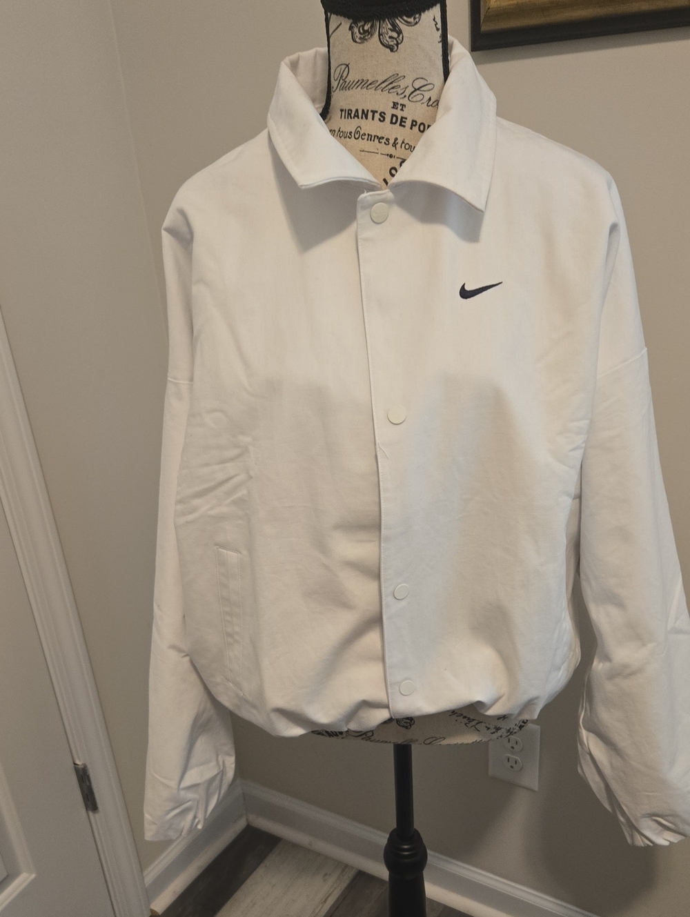Nike White Women’s Windbreaker Jacket with Black Swoosh